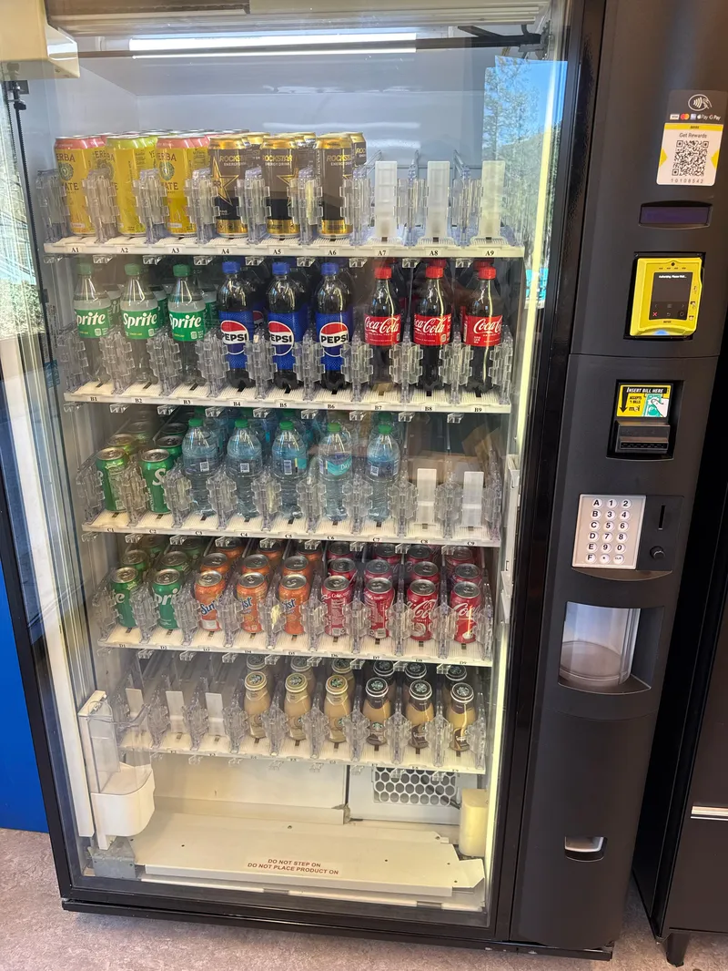 Touch-screen vending machine with cashless payment